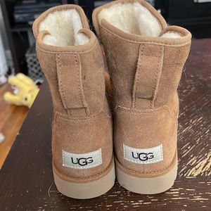 Brand New Never Worn UGG short boot